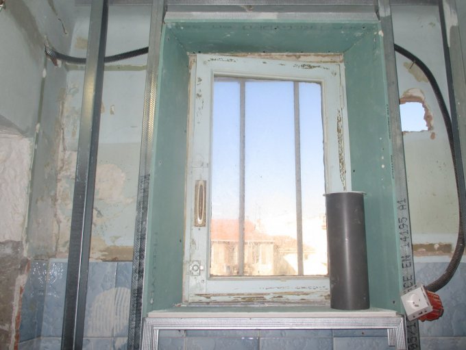 Isolation du mur autour de la fenêtre, pose d'une VMC et mise aux normes de l'électricité.